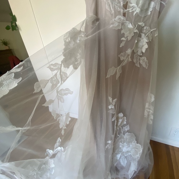 New, Unaltered, Size 16, Willowby by Waters Hutchinson Wedding Gown. - Picture 7 of 13